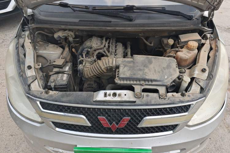 Used Wuling Rongguang V 2015 1.2L Standard Version Engine Bay