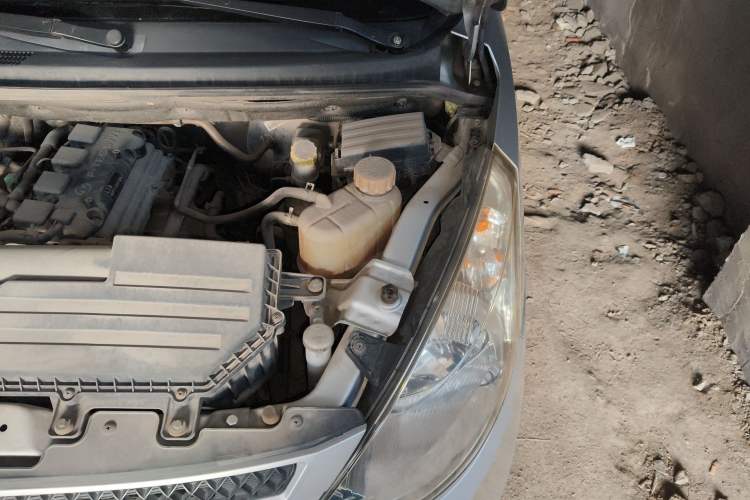 Used Wuling Rongguang V 2015 1.5L Practical Version Engine Bay Left
