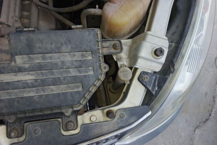 Used Wuling Rongguang V 2015 1.5L Standard Version Engine Bay Left