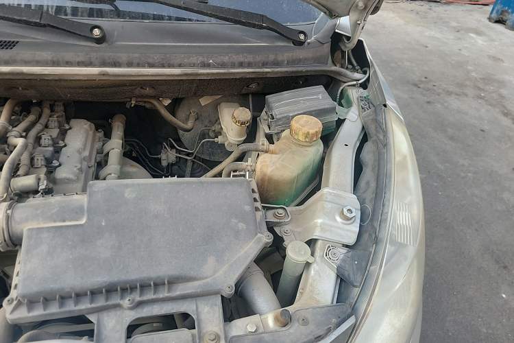 Used Wuling Rongguang V 2015 1.2L Standard Version Engine Bay Left