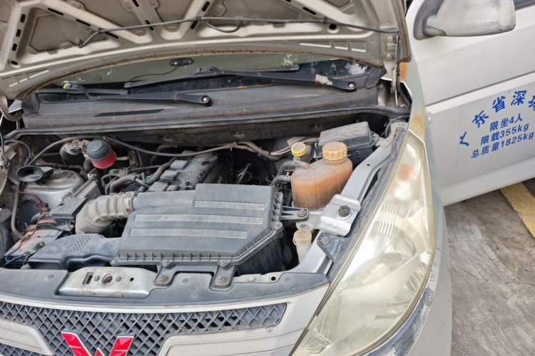 Used Wuling Rongguang V 2015 1.5L Practical Version Engine Bay Left