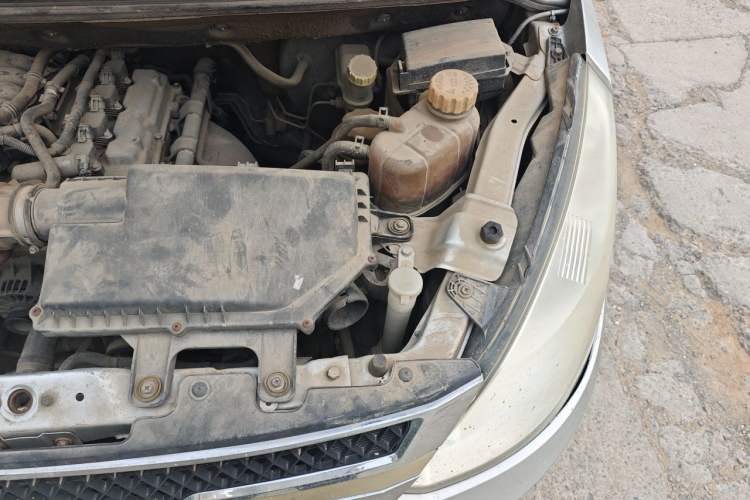 Used Wuling Rongguang V 2015 1.2L Standard Version Engine Bay Left