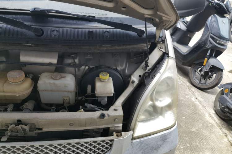 Used Wuling Rongguang V 2015 1.2L Base Version Engine Bay Left
