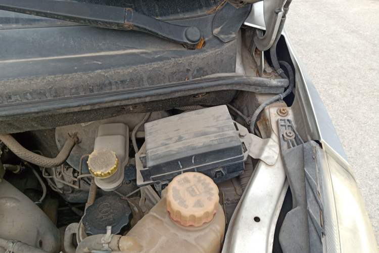 Used Wuling Rongguang V 2015 1.2L Base Version Engine Bay Left