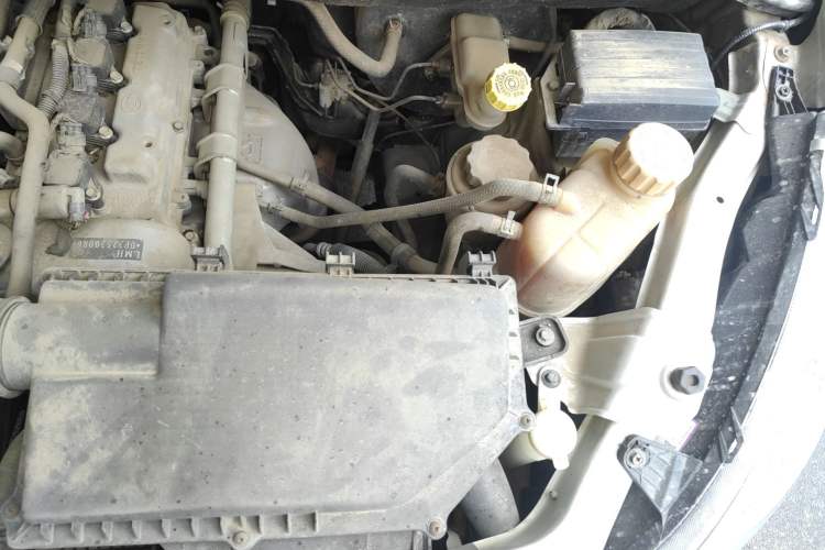 Used Wuling Rongguang V 2015 1.2L Base Version Engine Bay Left