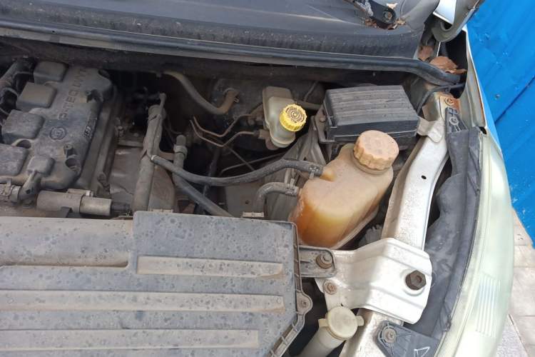 Used Wuling Rongguang V 2015 1.5L Base Version Engine Bay Left