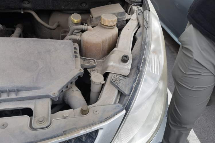 Used Wuling Rongguang V 2015 1.2L Practical Model Engine Bay Left