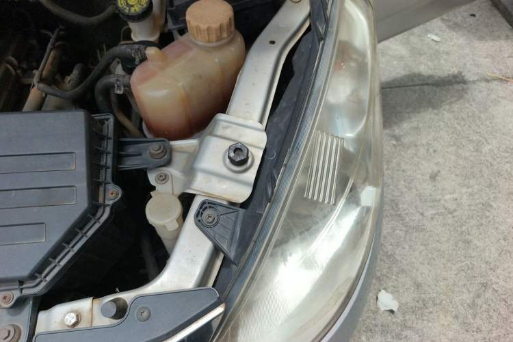 Used Wuling Rongguang V 2015 1.5L Base Version Engine Bay Left
