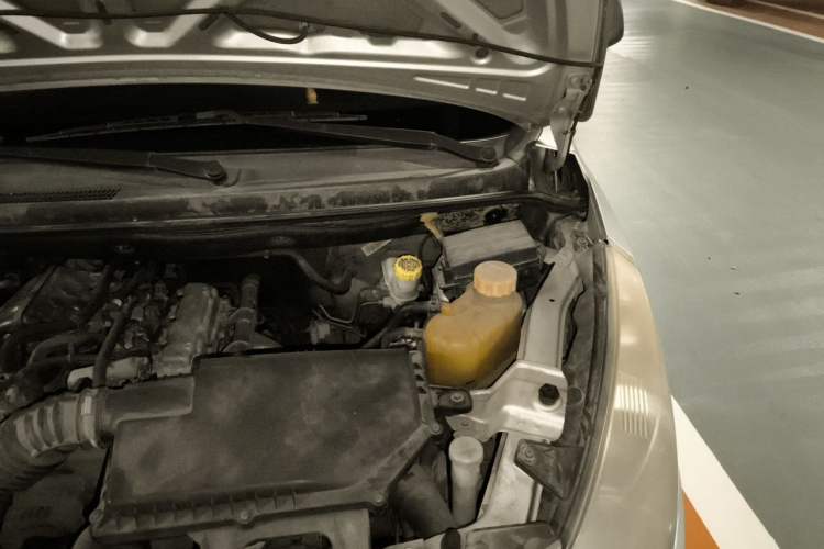 Used Wuling Rongguang V 2015 1.2L Practical Model Engine Bay Left