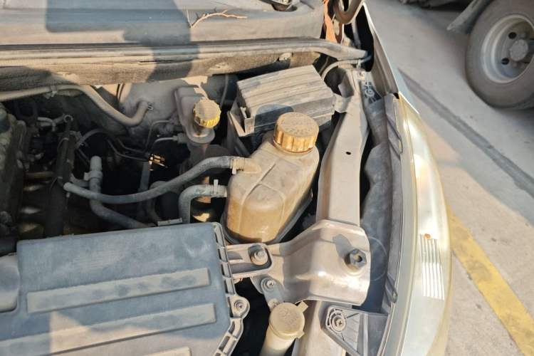Used Wuling Rongguang V 2015 1.5L Standard Version Engine Bay Left