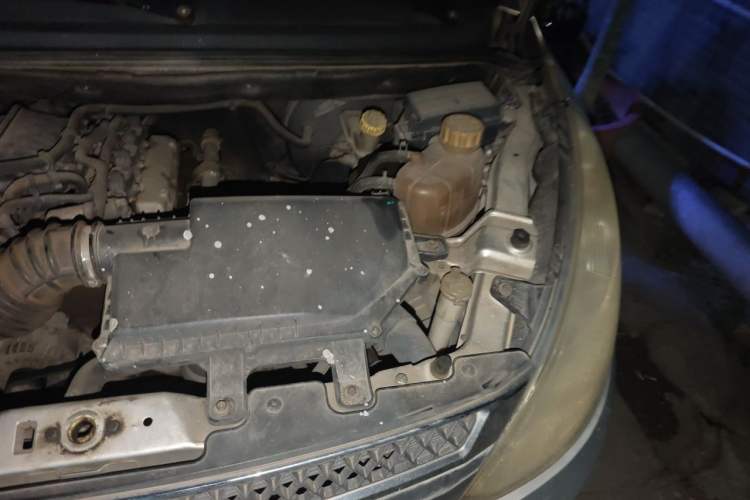 Used Wuling Rongguang V 2015 1.2L Standard Version Engine Bay Left