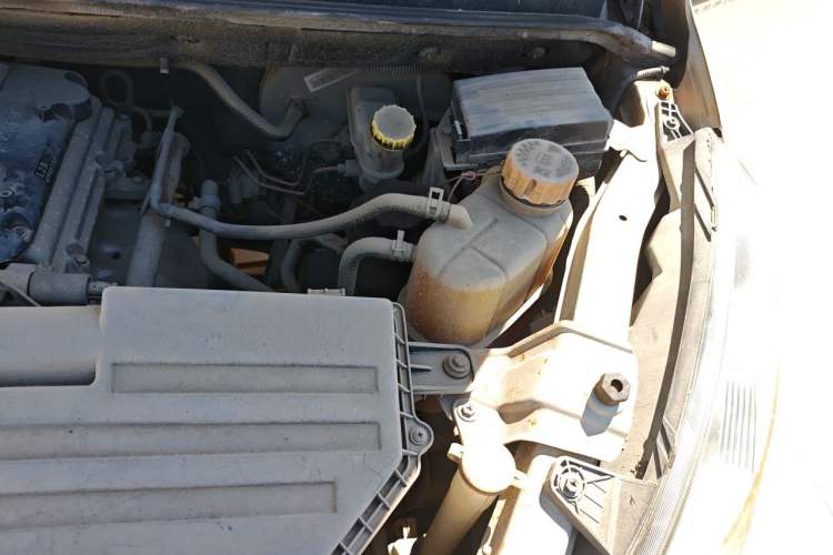 Used Wuling Rongguang V 2015 1.5L Base Version Engine Bay Left