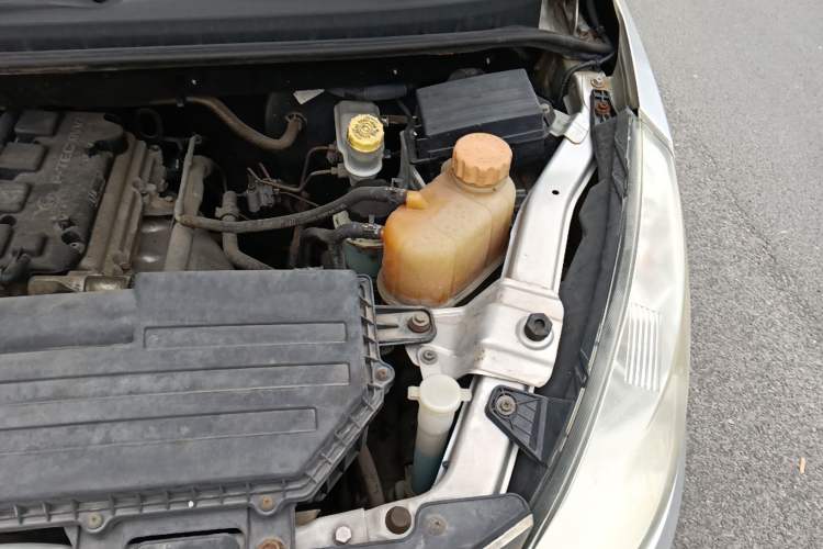 Used Wuling Rongguang V 2015 1.5L Standard Version Engine Bay Left