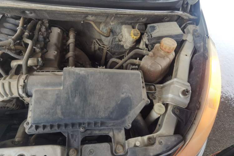 Used Wuling Rongguang V 2015 1.2L Standard Version Engine Bay Left