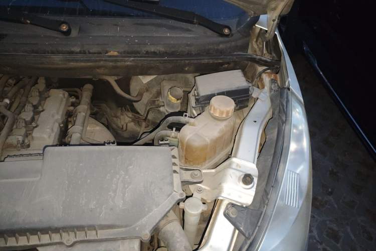 Used Wuling Rongguang V 2015 1.2L Base Version Engine Bay Left