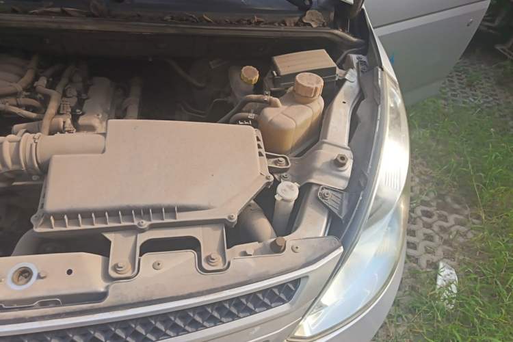 Used Wuling Rongguang V 2015 1.2L Base Version Engine Bay Left