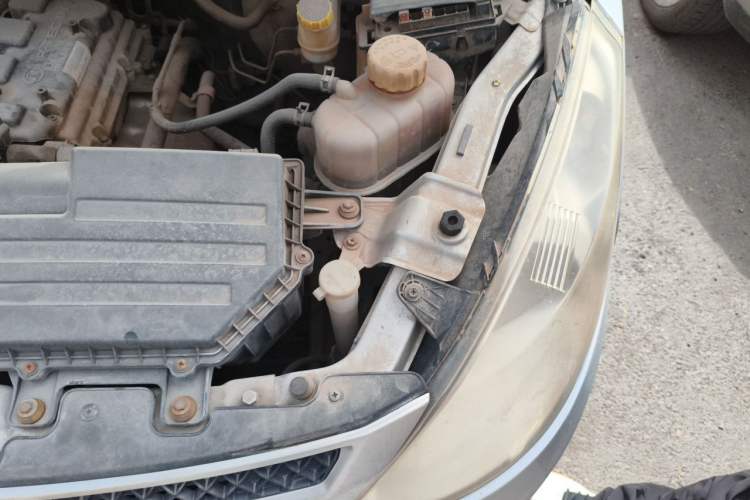 Used Wuling Rongguang V 2015 1.5L Base Version Engine Bay Left