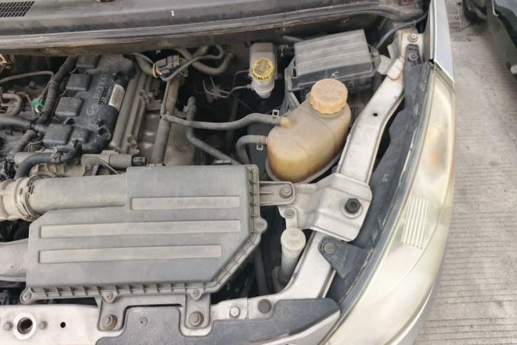 Used Wuling Rongguang V 2015 1.5L Practical Version Engine Bay Left