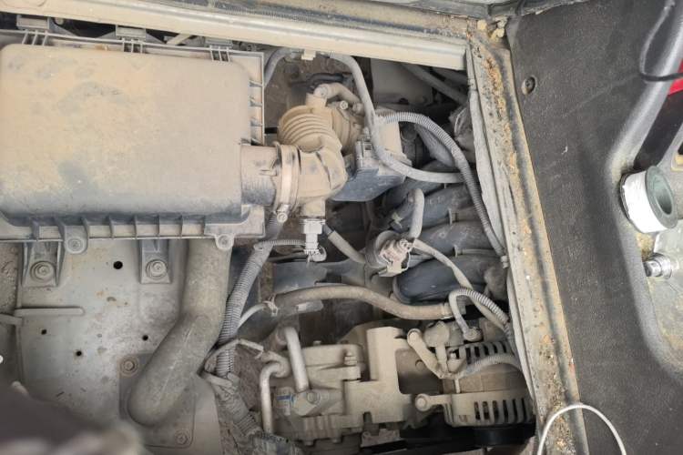 Used Wuling Rongguang V 2015 1.2L Base Version Engine Bay