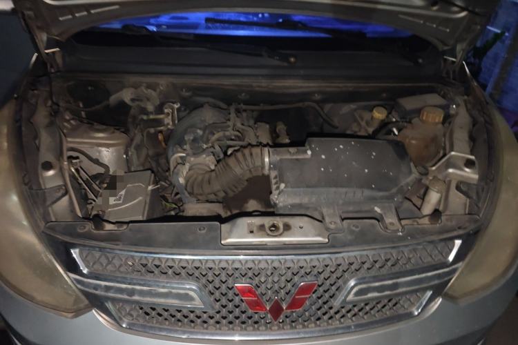 Used Wuling Rongguang V 2015 1.2L Standard Version Engine Bay