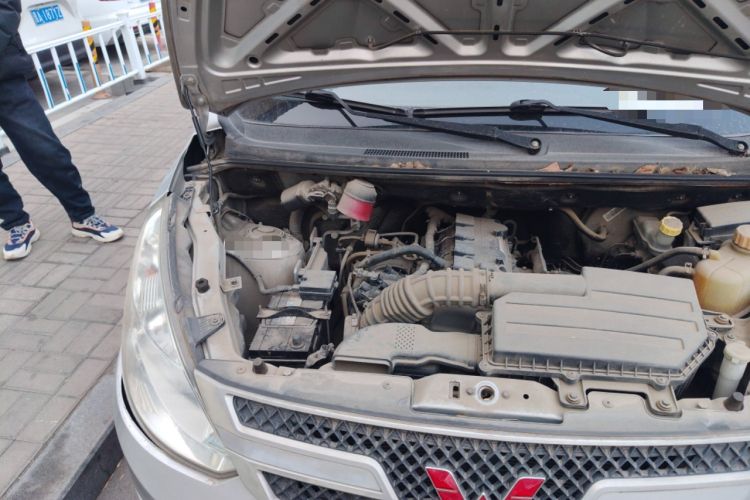 Used Wuling Rongguang V 2015 1.5L Base Version Engine Bay Right