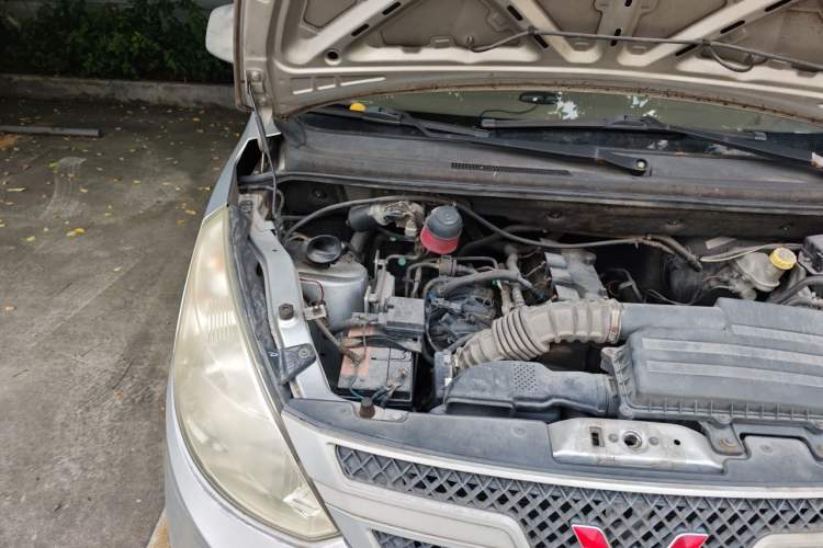Used Wuling Rongguang V 2015 1.5L Practical Version Engine Bay Right