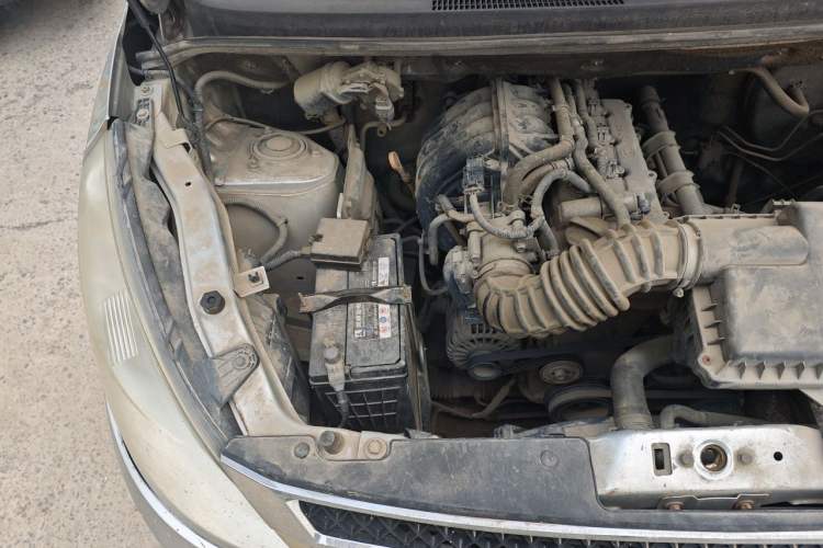 Used Wuling Rongguang V 2015 1.2L Standard Version Engine Bay Right
