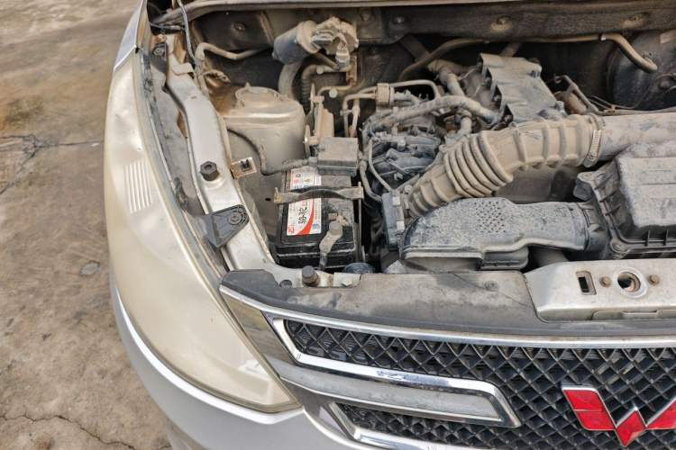 Used Wuling Rongguang V 2015 1.5L Standard Version Engine Bay Right