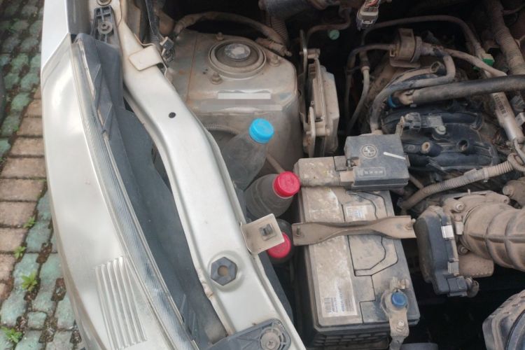 Used Wuling Rongguang V 2015 1.5L Standard Version Engine Bay Right