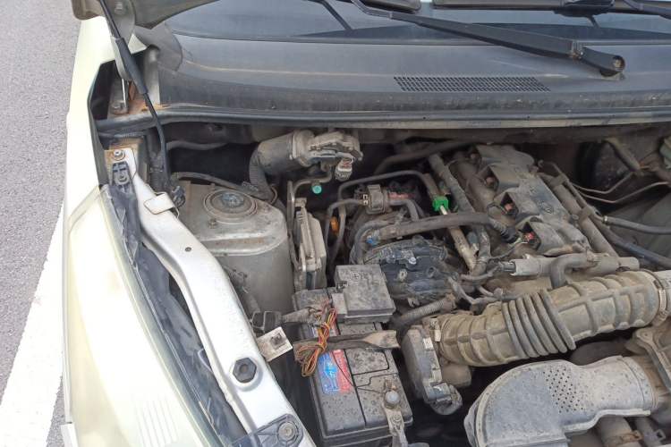 Used Wuling Rongguang V 2015 1.5L Base Version Engine Bay Right