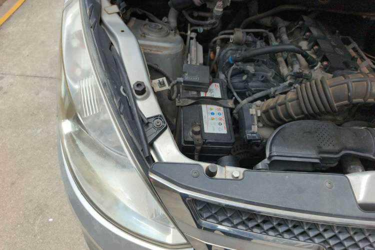 Used Wuling Rongguang V 2015 1.5L Base Version Engine Bay Right