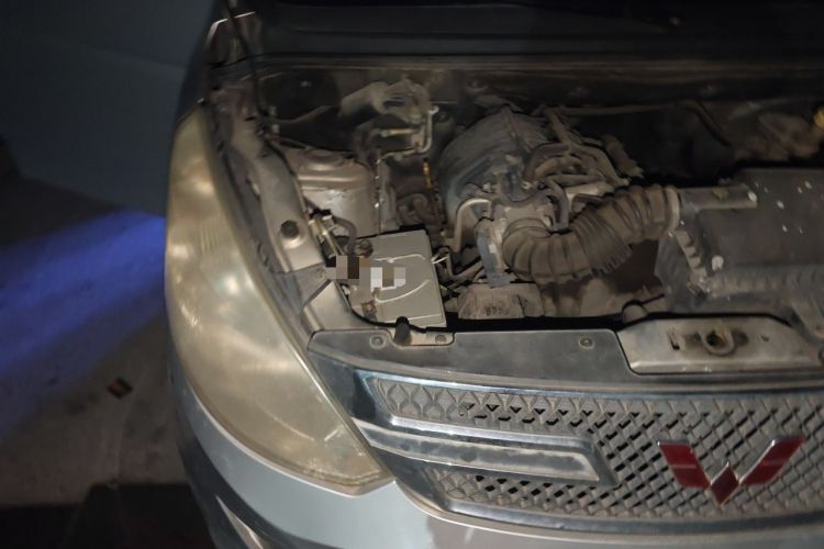 Used Wuling Rongguang V 2015 1.2L Standard Version Engine Bay Right