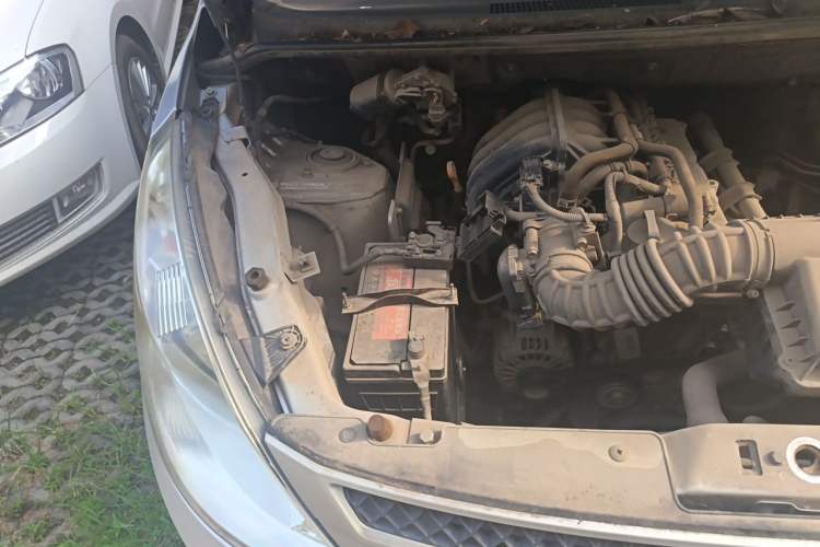 Used Wuling Rongguang V 2015 1.2L Base Version Engine Bay Right