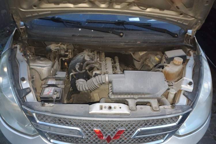 Used Wuling Rongguang V 2015 1.2L Base Version Engine Bay