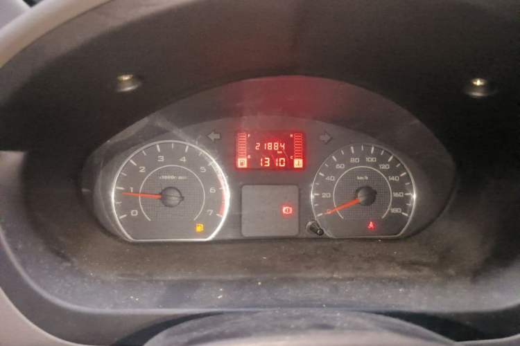 Used Wuling Rongguang V 2015 1.2L Practical Model Odometer Close Up