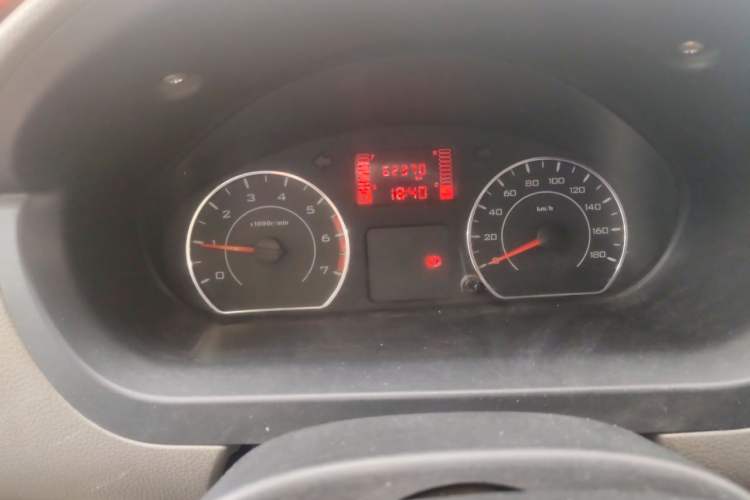 Used Wuling Rongguang V 2015 1.2L Practical Model Odometer Close Up