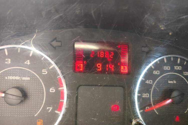 Used Wuling Rongguang V 2015 1.2L Practical Model Odometer Close Up