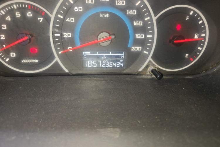 Used Wuling Rongguang V 2015 1.5L Standard Version Odometer Close Up