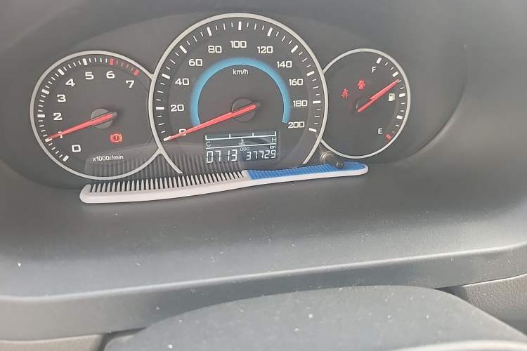 Used Wuling Rongguang V 2015 1.2L Standard Version Odometer Close Up