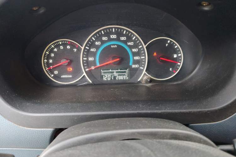 Used Wuling Rongguang V 2015 1.5L Base Version Odometer Close Up
