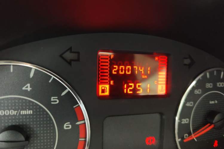 Used Wuling Rongguang V 2015 1.5L Practical Version Odometer Close Up
