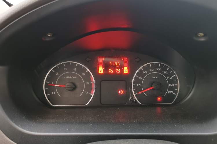 Used Wuling Rongguang V 2015 1.2L Practical Model Odometer Close Up