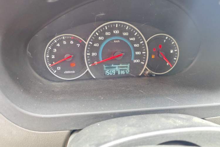 Used Wuling Rongguang V 2015 1.5L Base Version Odometer Close Up