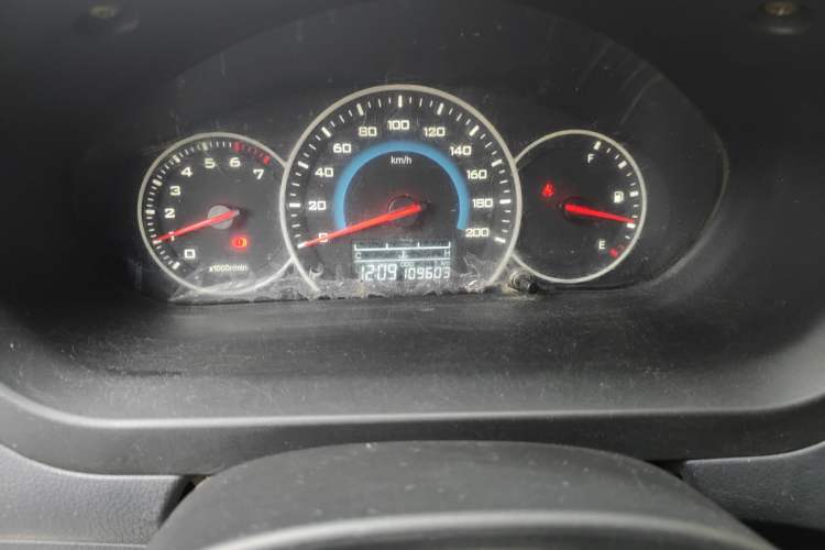 Used Wuling Rongguang V 2015 1.2L Base Version Odometer Close Up