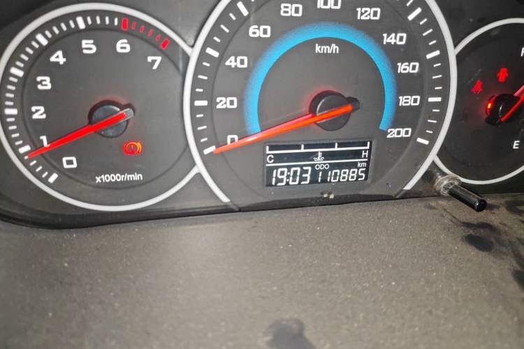 Used Wuling Rongguang V 2015 1.5L Standard Version Odometer Close Up