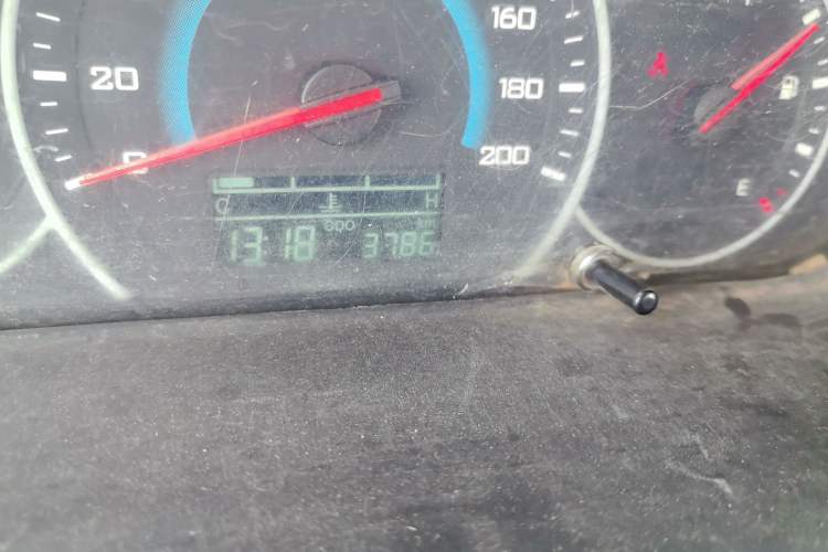 Used Wuling Rongguang V 2015 1.2L Base Version Odometer Close Up