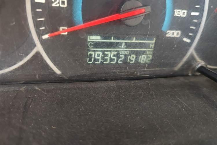 Used Wuling Rongguang V 2015 1.2L Standard Version Odometer Close Up