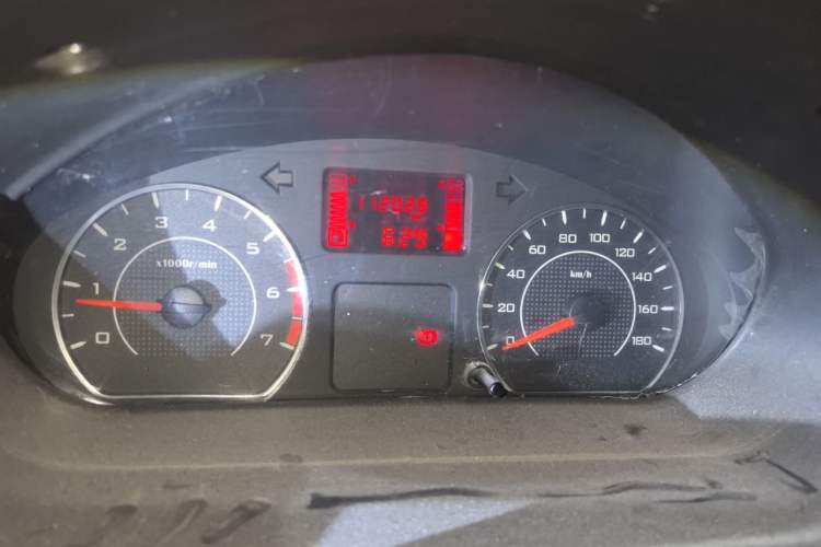 Used Wuling Rongguang V 2015 1.2L Practical Model Odometer Close Up