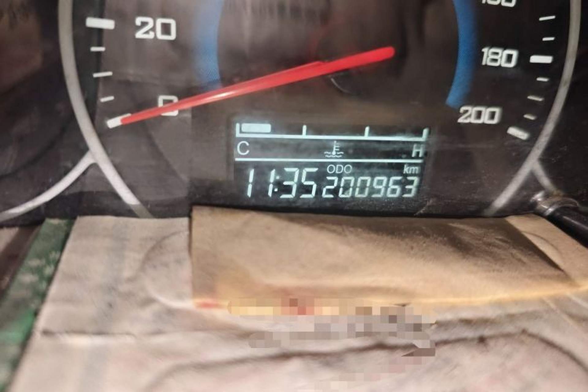 Used Wuling Rongguang V 2015 1.2L Standard Version Odometer Close Up