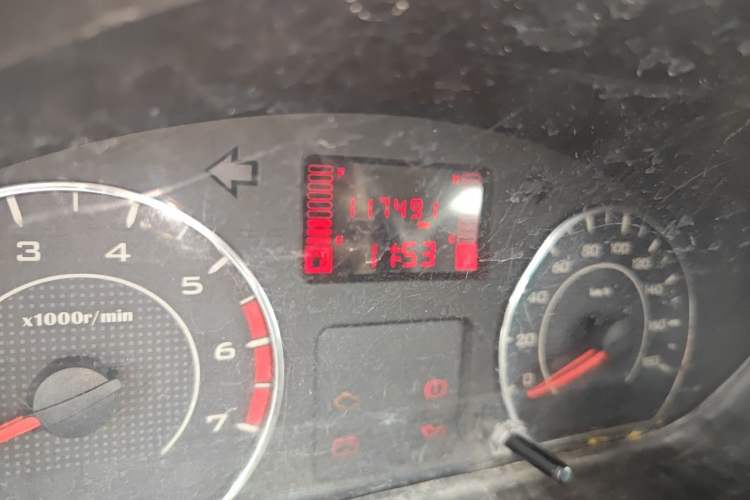 Used Wuling Rongguang V 2015 1.2L Practical Model Odometer Close Up